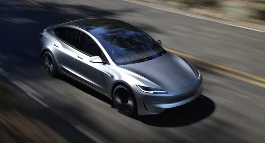 Tesla Model 3 set ovenfra på vej