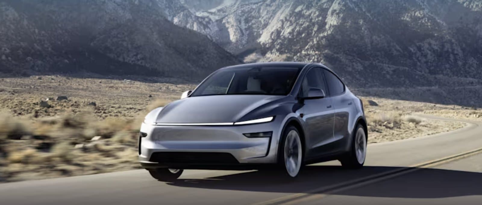 Tesla Model Y kører gennem bjerglandskab